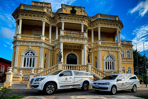 Frota de carros da Almir Neves no palacete em Manaus