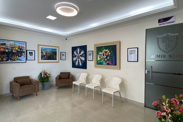 Lobby com obras de arte
