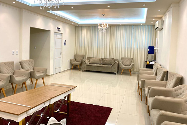 Sala familiar com sofás bege e lustre de cristal