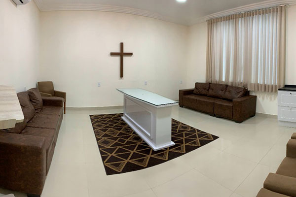 Sala de cerimônia com cruz e altar